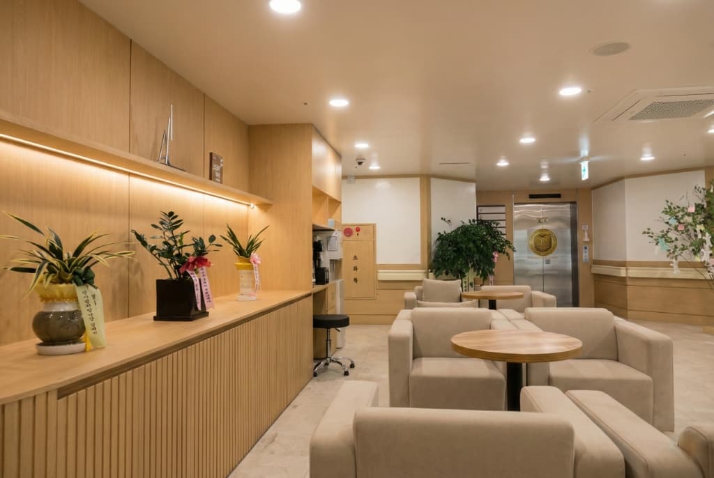 돋움병원 로비 대기 공간